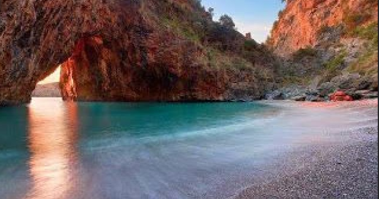 Spiaggia dell'Arcomagno, un piccolo angolo di paradiso nascosto in Calabria