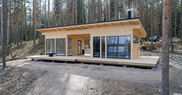 Una casa prefabbricata in legno con sauna si affaccia sul lago ad Helsinki
