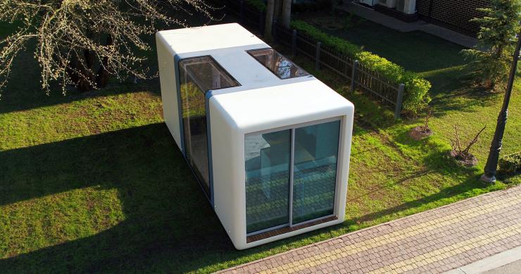 Una mini casa prefabbricata su ruote costruita con una stampante 3D e venduta pronta all'uso