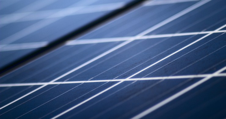 Una tettoia abusiva può evitare la demolizione se diventa pergolato fotovoltaico