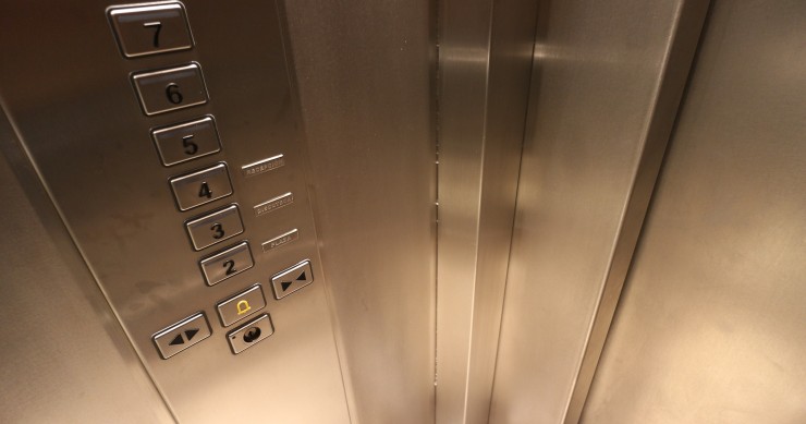 Le regole e i permessi da seguire per realizzare un ascensore esterno in condominio