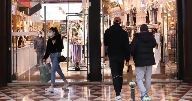 Confcommercio: incertezza frena ripresa, famiglie caute su consumi