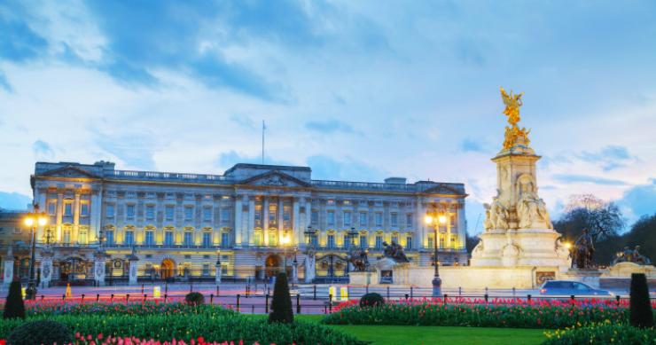 La Regina cerca addetti alla pulizia per Buckingham Palace, ma quanto paga?