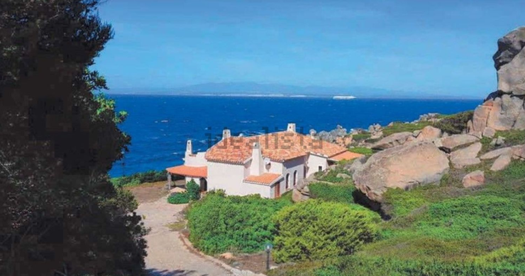 Una villa in Sardegna tra le rocce e con vista mare è in vendita all’asta su idealista