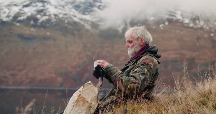 L'uomo che vive solo in un bosco in una capanna che si è costruito con le proprie mani