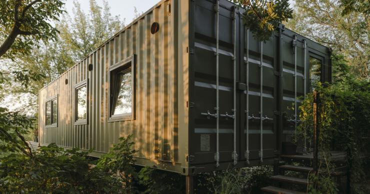 Una casa prefabbricata realizzata con due container che possono essere spostati e posizionati sull'acqua