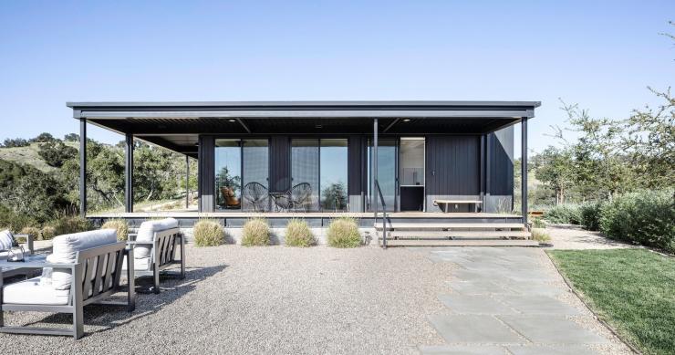Una casa prefabbricata sostenibile di quasi 400 m2 in California installata in sole tre ore