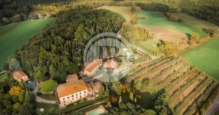 In vendita su idealista una villa del 1600 con annesso borgo rurale a San Giminiano