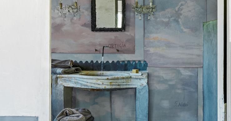 La carta da parati che rivoluziona le pareti del bagno e della cucina: è impermeabile e resistente all'umidità