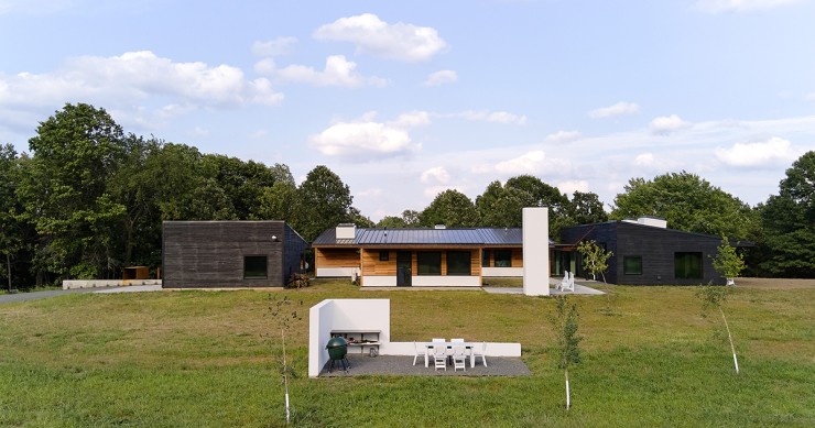 Una spettacolare casa di ispirazione giapponese circondata dalla natura