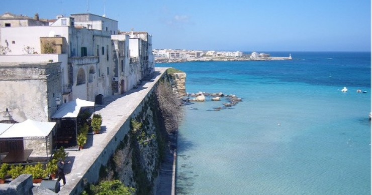 Belo litoral de Otranto, com propriedades à beira-mar