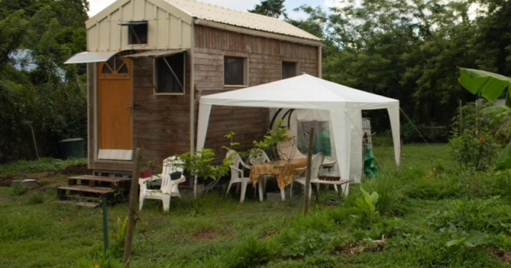 Una coppia francese ha costruito da sola questa mini casa sostenibile in legno