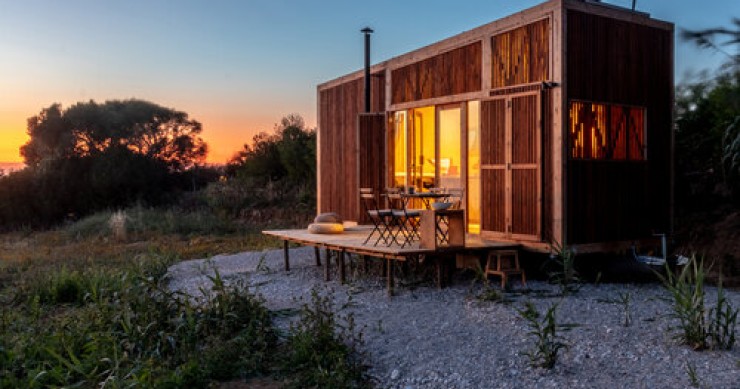 Una casa prefabbricata perfetta per vivere in campagna senza bisogno di rete elettrica