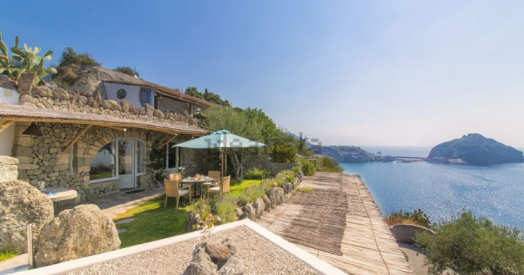 Un resort che si affaccia sul mare dell’Isola di Ischia è in vendita all’asta su idealista