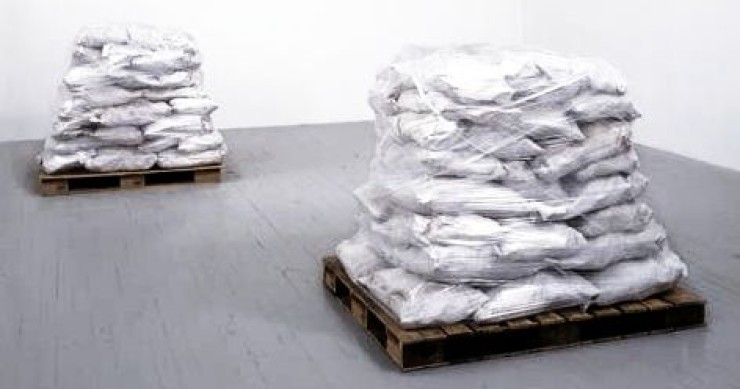 Maurizo Cattelan dona l'opera "Lullaby" al Comune di Milano