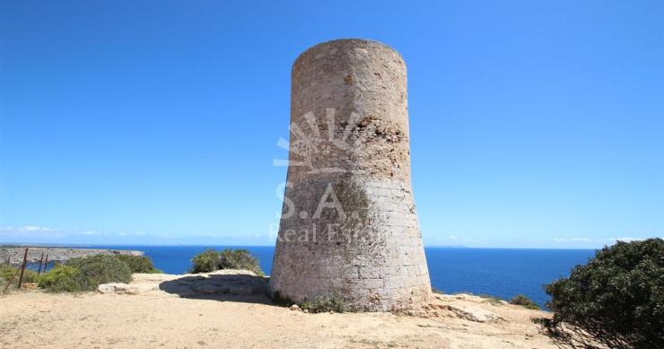 In vendita un'antica base militare con bunker sotterraneo nell'isola di Palma di Maiorca