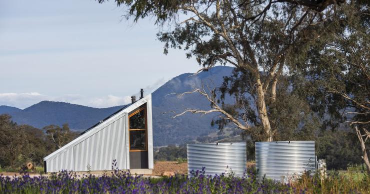 Una casa prefabbricata moderna e sostenibile