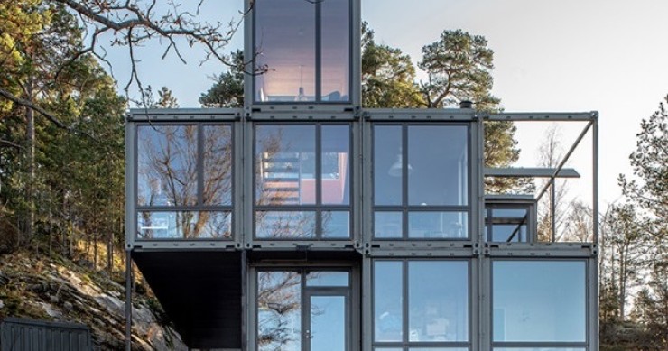 Una sorprendente casa prefabbricata costruita con container e ispirata all'estetica industriale