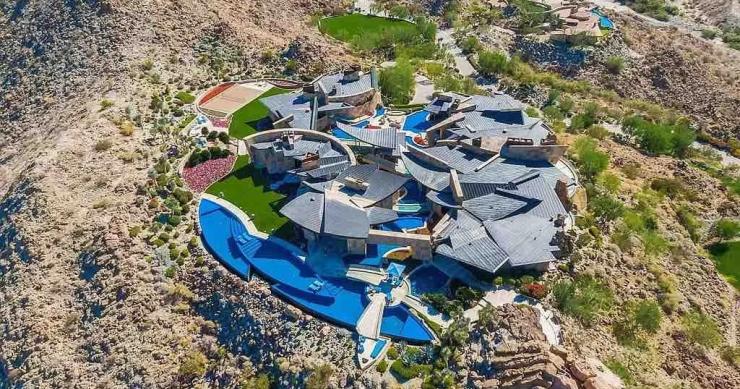 Questa mega villa californiana ospita anche un acquario con gli squali