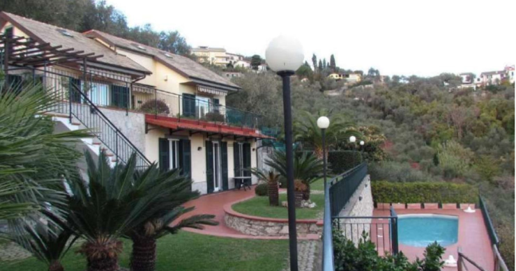 In vendita all’asta per meno di un milione una villa con piscina e affaccio sulla riviera di Levante