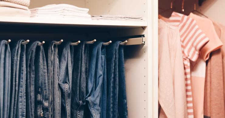 Idee per chiudere un armadio senza ante creando un ambiente nuovo