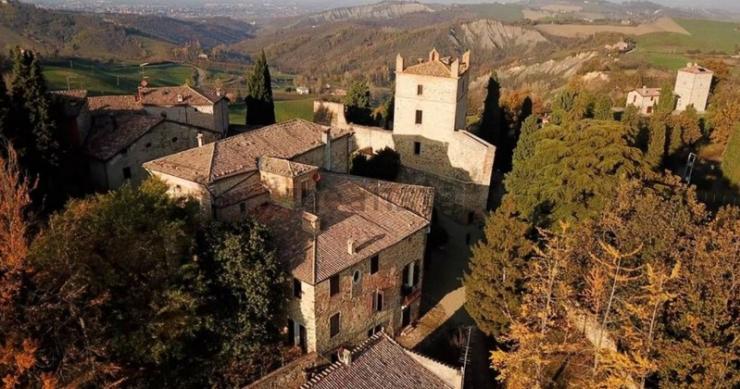 Sui colli bolognesi è in vendita per 2.300.000 euro un borgo fortificato con palazzo settecentesco