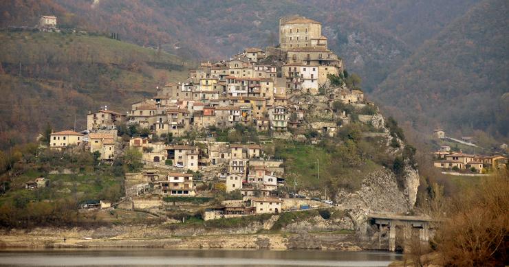 Castel di Tora borgo