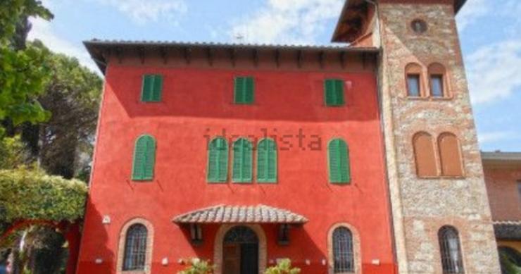 In vendita all'asta un caratteristico hotel con piscina all'aperto in provincia di Siena