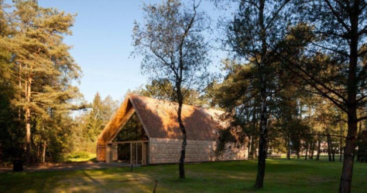 L'esterno della chiesa prefabbricata 