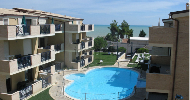 Piano terra con giardino e piscina