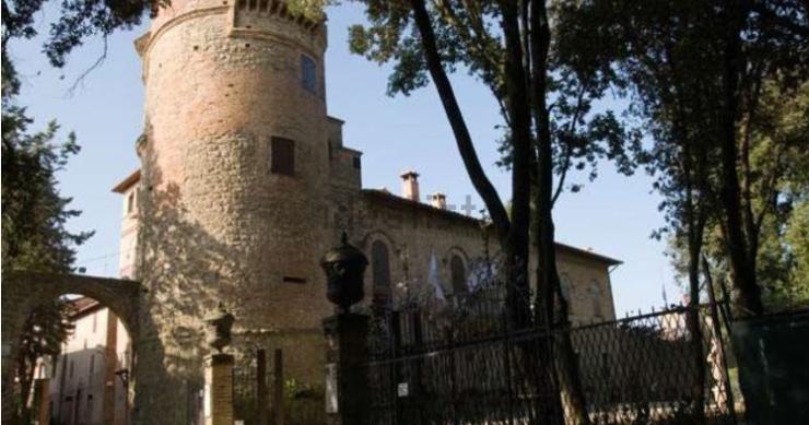 Un castello del XII secolo con parco e piscina in vendita a Perugia per 16 milioni
