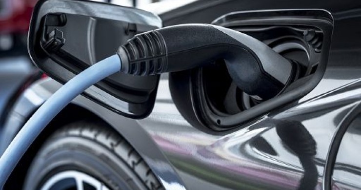 Auto, Acea: per target 2035 servono punti ricarica e materie prime