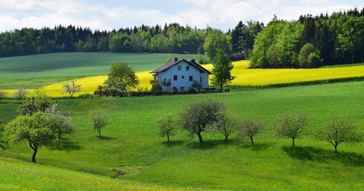Come ristrutturare una casa in campagna: la guida completa