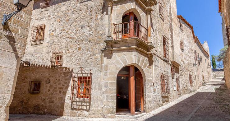 In vendita a 2,5 milioni un palazzo del XVI secolo unico al mondo in un paesino spagnolo