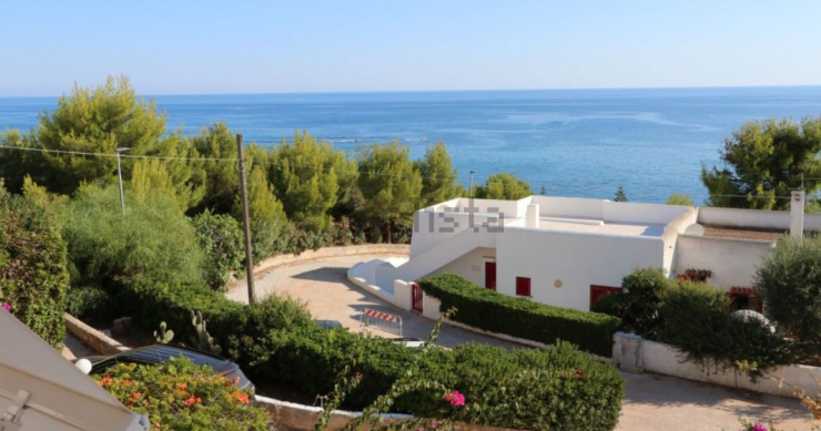 Case a buon prezzo vicino a un mare bandiera blu