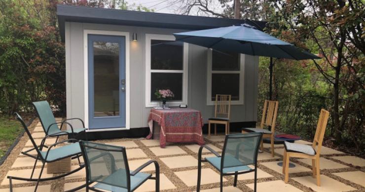 Una cabina installata in un giardino