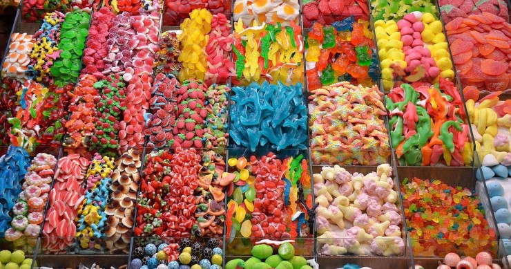 Ami i dolci? Ecco il lavoro dei tuoi sogni: 80mila euro all’anno per assaggiare caramelle