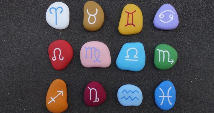 Come realizzare pietre colorate per decorare la casa o il giardino