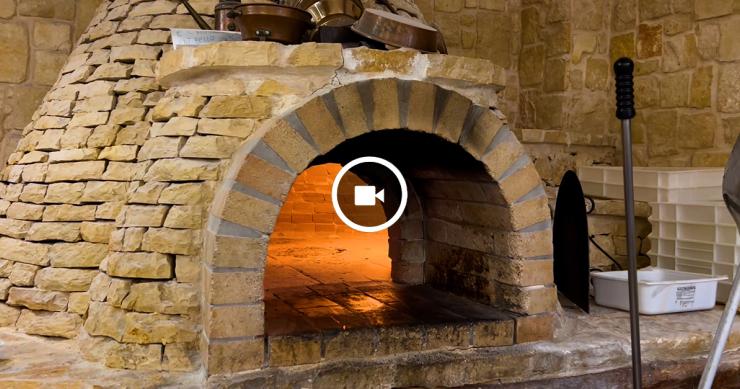 Il ristorante dove la pizza è cotta in un vero trullo di pietra