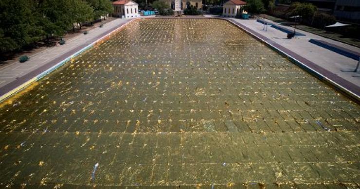 La piscina d'oro, i sorrisi e i passeggini: Nari Ward a Milano