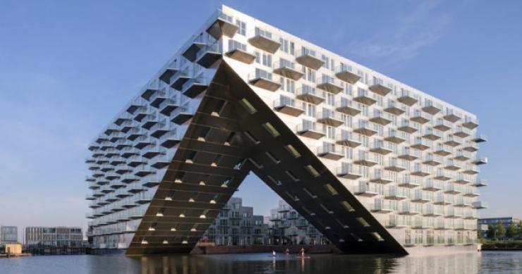 La nuova icona residenziale di Amsterdam: un edificio sostenibile costruito sul mare