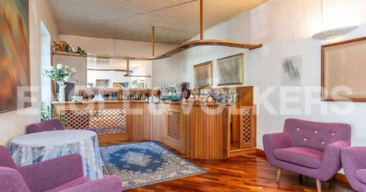 Un hotel panoramico a Castel Gandolfo si vende per 4,9 milioni di euro