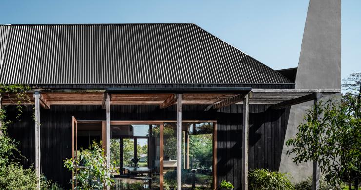 Una sorprendente casa di lusso con vetrate che sfidano i limiti della privacy