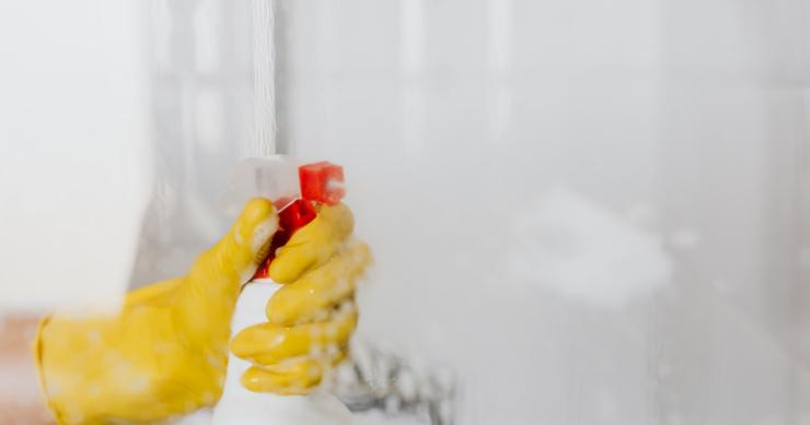 Non sai come togliere le macchie di acqua dal vetro? Ecco qualche consiglio per riuscirci