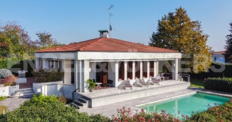 villa con piscina in vendita