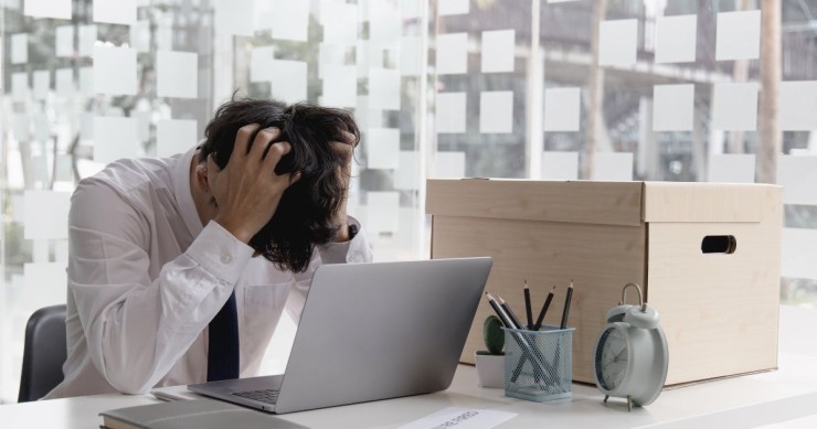persona con le mani tra i capelli