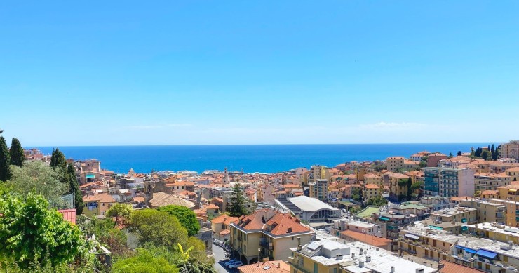 Desfruta das vistas do mar italiano com a nossa seleção de propriedades baratas à venda