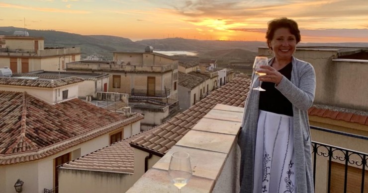 Shelley Spencer sulla terrazza della sua nuova casa a 1 euro