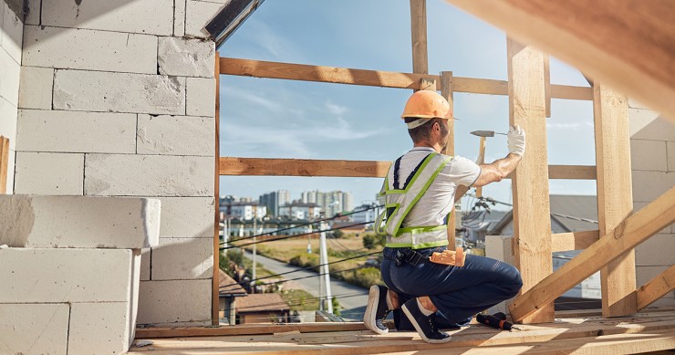 operaio che lavora all'ultimo piano di una nuova costruzione