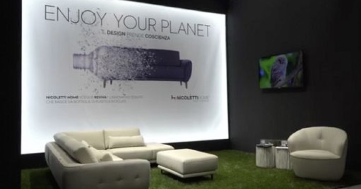 Salone del Mobile, un divano rivestito al 100% con PET riciclato